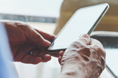 yaşlı adam ve akıllı telefon