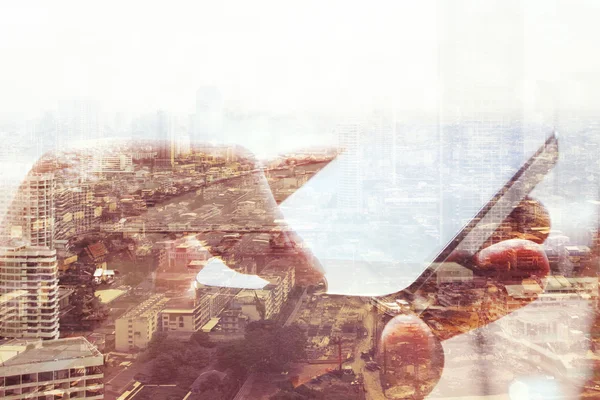 都市の景観とスマート フォンの二重露光 — ストック写真