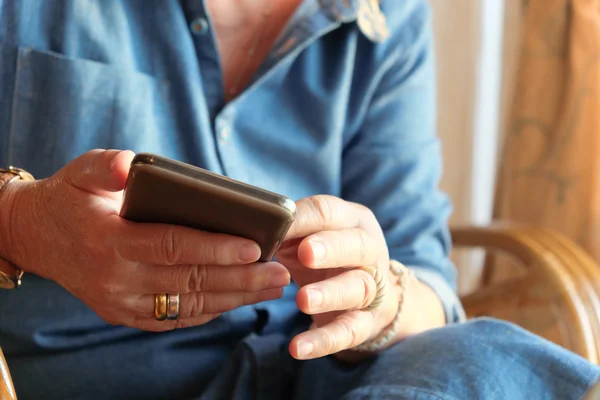 Older woman using smart phone — Stock Photo, Image