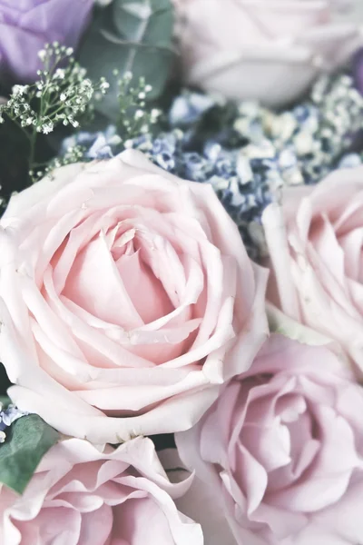 Rosa Ros i en blommig bukett — Stockfoto