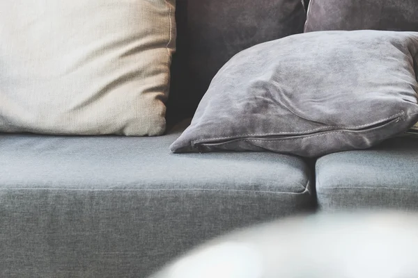 Almofada no sofá — Fotografia de Stock