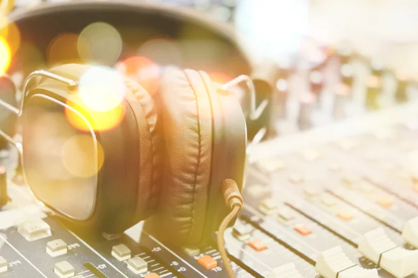 Auriculares en mezclador de sonido — Foto de Stock