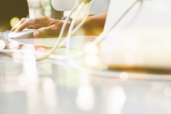 Met behulp van computer dubbele blootstelling — Stockfoto