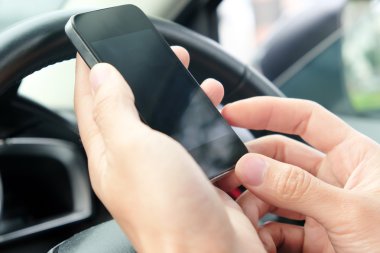 Arabada telefon görüşmesi.