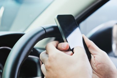 Arabada telefon görüşmesi.