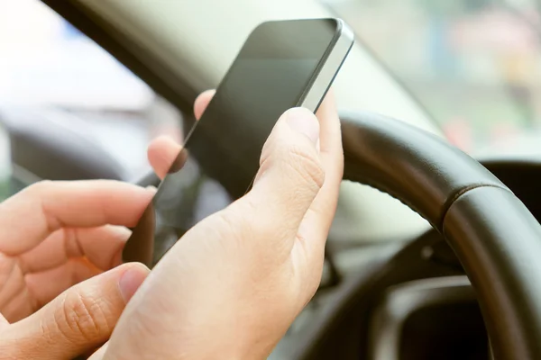 Llamada telefónica en el coche . — Foto de Stock