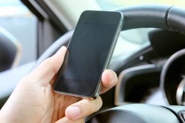 Arabada telefon görüşmesi.