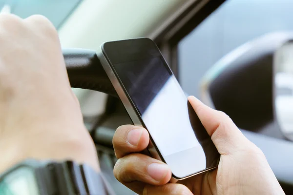 Appel téléphonique dans la voiture . — Photo