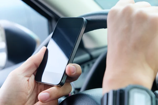 Appel téléphonique dans la voiture . — Photo