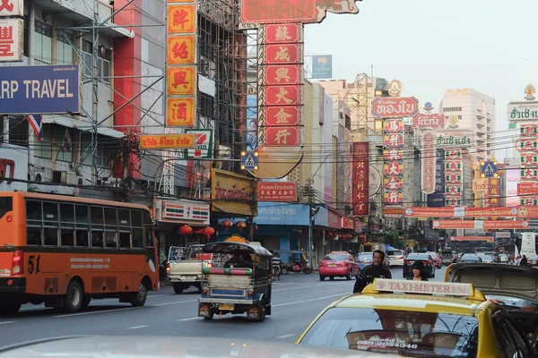 Yaowarat Road Traffic In the morning of chinatown Bangkok — Stock Photo, Image