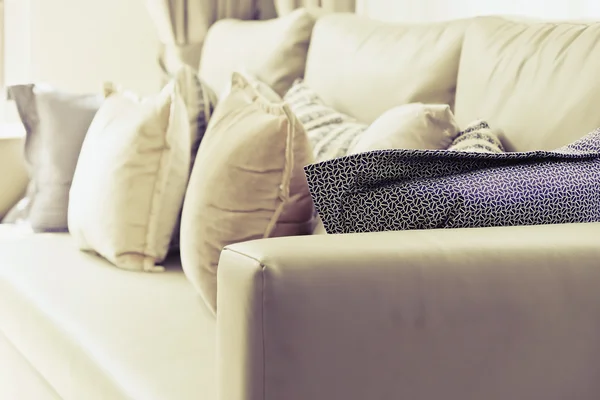Подушка на фоні дивана — стокове фото