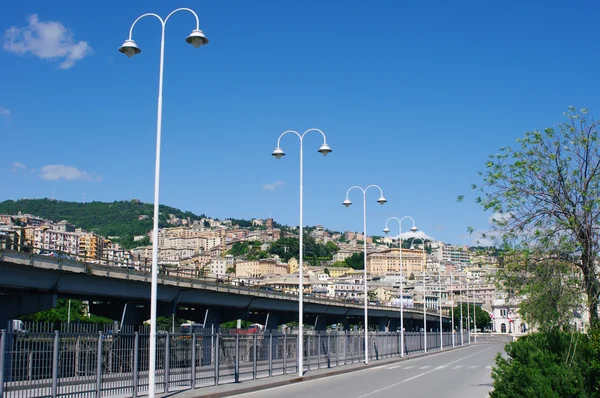 Bron och byggnader i Genova, Italien — Stockfoto