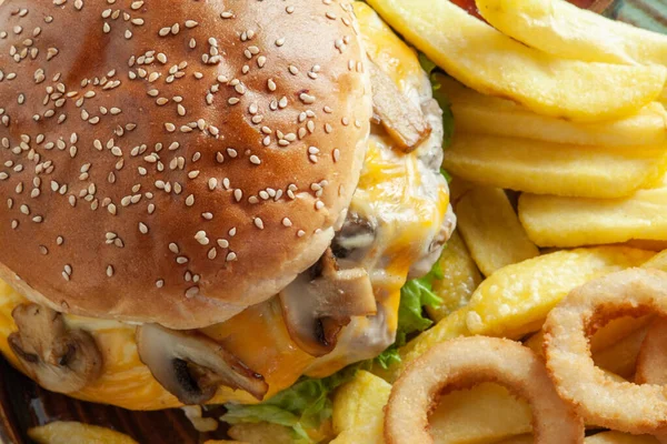 Πεντανόστιμο Cheeseburger Μανιτάρια Και Πατάτες Τηγανητές — Φωτογραφία Αρχείου