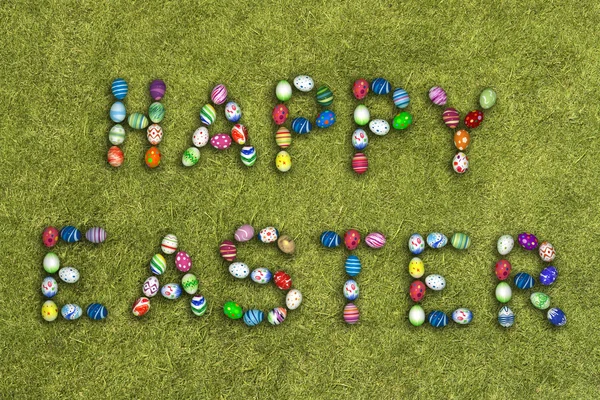 Huevos de Pascua en la hierba — Foto de Stock