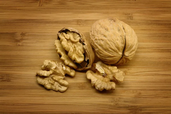 Nueces en madera — Foto de Stock