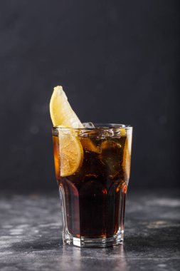 Long Island Buzlu Çayı kokteyli masaya konuldu. Yüksek kalite fotoğraf