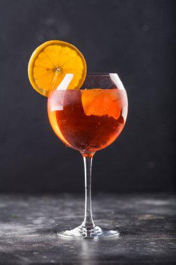 Masaya konmuş bardaktaki alkollü kokteyli tazeliyorum. Yüksek kalite fotoğraf