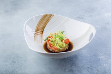 Şeften çiğ balık turtası hazır. Asıl sunum.