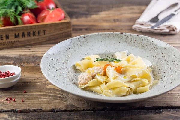 意大利传统菜肴。白盘上盛鲑鱼的意大利面. — 图库照片