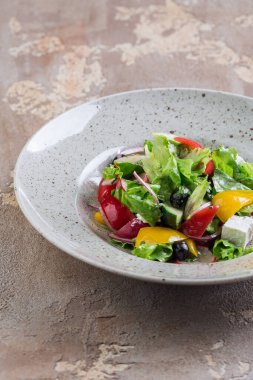 Feta Peyniri, Domates, Tatlı Biber ve Zeytinli Yunan Salata Kasesi