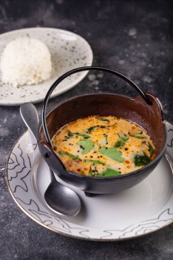 Sebze ve baharatlı taze somonlu lezzetli krema çorbası. Yemek gurmesi.