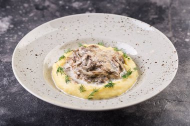 Patates püresi ve sığır pirzolası. Menü için fotoğraf.