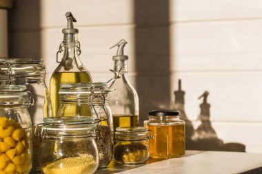 Tahta masadaki cam kavanozlarda pişmemiş tahıl, tahıl ve makarna çeşitleri. Sağlıklı yemek, temiz yemek, sıfır atık kavramı..