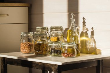 Tahta masadaki cam kavanozlarda pişmemiş tahıl, tahıl ve makarna çeşitleri. Sağlıklı yemek, temiz yemek, sıfır atık kavramı..