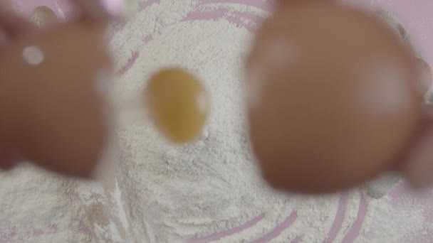 Hornear con huevos y harina en el escritorio de rosas. Concepto de hornear. Vista superior. — Vídeo de stock