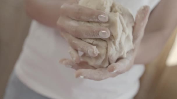 Facendo la pasta da mani femminili. Concetto di cucina. Belle mani femminili. — Video Stock