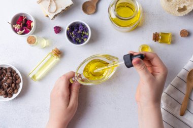 Doğal banyo aksesuarları, organik spa ve güzellik ürünleri. Elin yağ damlatıyor. Düz yatıyordu.