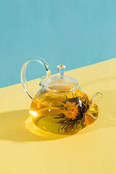 Groene thee. Bloeiende bloem in glazen theepot — Stockfoto