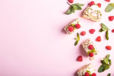 Fıstıklı çörek ve ahududu dolgulu. Metin için boşluk, tatlı konsepti, kafe için menü içeren yemek fotoğrafı.