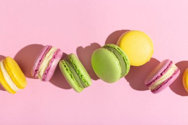 Tatlı ve renkli Fransız badem kurabiyeleri ya da badem kurabiyesi.