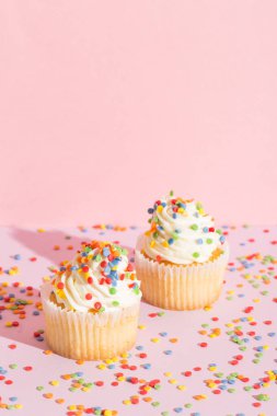 Gülün üzerine renk serpiştirilmiş beyaz kremalı kek