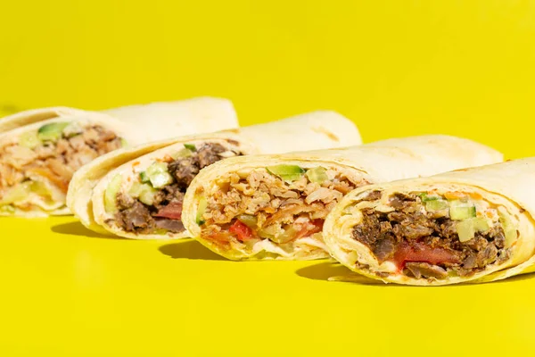 Doner roll shawarma s kuřecím masem a zeleninou na žluté — Stock fotografie