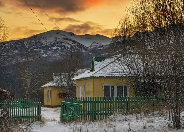 Esso村Kamchatka的冬天第一场雪新冬天的开始 — 图库照片