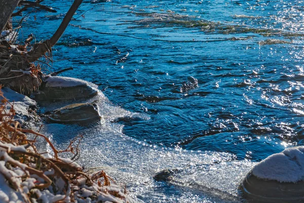 カムチャツカのエッソ村の冬の山の川 — ストック写真