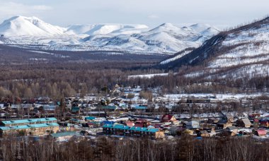 Esso. Kamçatka 'da eski bir köy. Volkanlar ve tepelerin arasında..