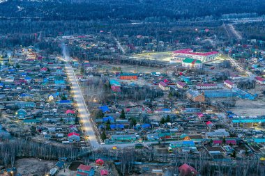 Esso. Kamçatka 'da eski bir köy. Volkanlar ve tepelerin arasında..