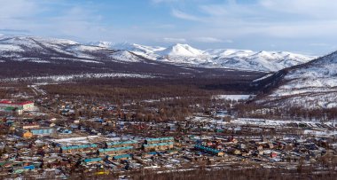 Esso. Kamçatka 'da eski bir köy. Volkanlar ve tepelerin arasında..