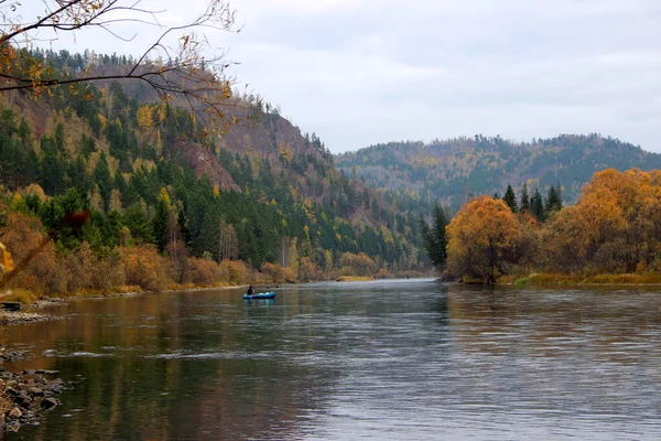 Une Rivière Montagne Rapide Coule Entre Des Collines Boisées Pêcheur — Photo