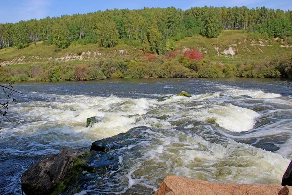 Rivière Montagne Coule Sur Les Rochers Bouillonnant Moussant — Photo