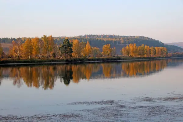 Blick Auf Die Ruhige Flussoberfläche Sich Die Herbstlandschaft Wie Einem — Stockfoto