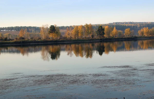 Utsikt Över Den Lugna Flodytan Där Reflekterade Höstlandskap Som Stor — Stockfoto