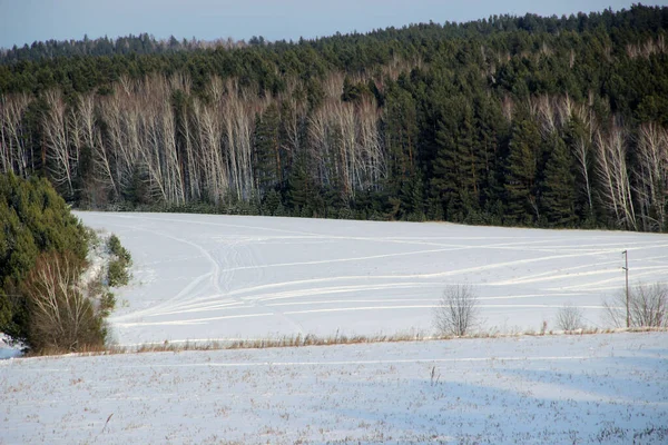 Paisagem Incrível Campo Nevado Acidentado Por Traços Rodas — Fotografia de Stock