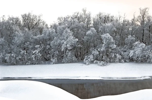 Incrível Paisagem Inverno Preto Branco Triângulo Preto Água Aberta Branco — Fotografia de Stock