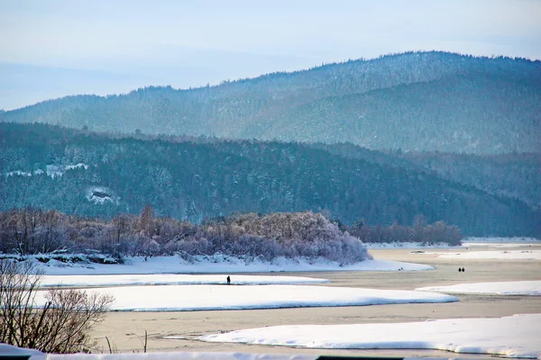 Зимовий Пейзаж Річка Протікає Між Засніженими Берегами Лісистими Пагорбами Рибалки — стокове фото