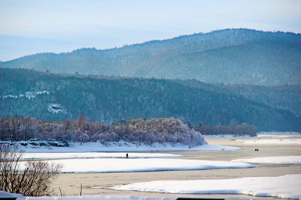 Paisagem Inverno Rio Corre Entre Praias Nevadas Colinas Lenhosas Pescadores — Fotografia de Stock