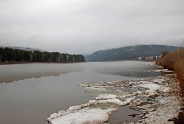 Nehir suyunda duran yoğun sisin eski bir görüntüsü.